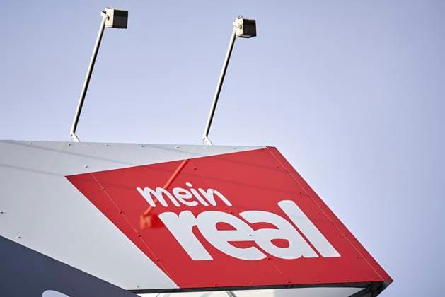 Mein Real stellt Insolvenzantrag 07.12.2023, Rheinland-Pfalz, Mülheim-Kärlich: Das Logo von mein real ist am Rhein-Mosel-Einkaufszentrum zu sehen. Einmal hin. Alles drin. - so lautet der Slogan der Warenhauskette Mein Real, die seit Jahren in der Krise steckt. Nun stellte die frühere Metro-Tochter einen Antrag auf Insolvenz. *** Mein Real files for insolvency 07 12 2023, Rheinland Pfalz, Mülheim Kärlich The logo of mein real can be seen at the Rhein Mosel shopping center Einmal hin Alles drin is the slogan of the department store chain Mein Real, which has been in crisis for years Now the former Metro subsidiary has filed for insolvency