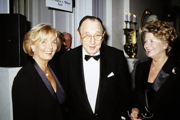 Ruth Maria Kubitschek, deutsch-schweizerische Schauspielerin, Synchronsprecherin und Autorin, mit Ehepaar Hans Dietrich und Barbara Genscher, Deutschland um 1989. Copyright: HartwigxValdmanis Nur redaktionelle Nutzung. Editorial usage only. VAL_7205001558