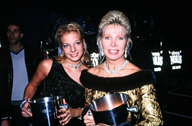 Ute Ohoven und Tochter Chiara verkaufen Lose bei der UNESCO Gala in Neuss, Deutschland 1998. Copyright: HartwigxValdmanis Nur redaktionelle Nutzung. Editorial usage only. VAL_7205002267