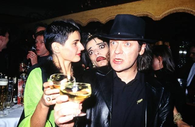 Katja Keller aka Katja O Kay, deutsche Sängeirn und Schauspielerin, mit Rockmusiker Udo Lindenberg in Hamburg, dazwischen Nina Hagen, Deutschland um 1994. Copyright: HartwigxValdmanis Nur redaktionelle Nutzung. Editorial usage only. VAL_7205002303