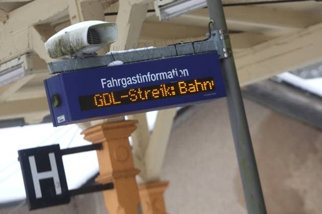 Blick am Donnerstag (07.12.2023) in der Hansestadt Demmin (Landkreis Mecklenburgische Seenplatte) auf den örtlichen Bahnhof mit einer Fahrgastinformation und dem Hinweis auf den anstehenden Streik der Lokführergewerkschaft GDL im Mittelpunkt. *** View on Thursday 07 12 2023 in the Hanseatic town of Demmin, Mecklenburgische Seenplatte district, of the local train station with passenger information and a reference to the upcoming strike by the train drivers union GDL in the center