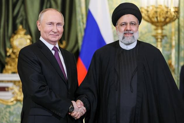 News Themen der Woche KW49 News Bilder des Tages RUSSIA, MOSCOW - DECEMBER 7, 2023: Russia s President Vladimir Putin (L) and Iran s President Ebrahim Raisi hold a meeting at the Moscow Kremlin. Sergei Bobylev TASS  65537155