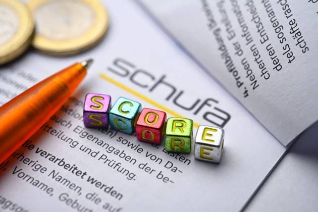 BuchstabenwÃ¼rfel bilden das Wort Score auf einem Formular der Schufa *** Letter cubes form the word score on a Schufa form ** NUR FUER REDAKTIONELLE ZWECKE ** EDITORIAL USE ONLY **