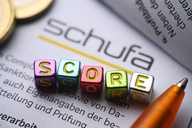 News Bilder des Tages BuchstabenwÃ¼rfel bilden das Wort Score auf einem Formular der Schufa *** Letter cubes form the word score on a Schufa form ** NUR FUER REDAKTIONELLE ZWECKE ** EDITORIAL USE ONLY **