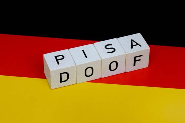 Deutschlandfahne mit Pisa und doof Deutschlandfahne mit Pisa und doof, 07.12.2023, Borkwalde, Brandenburg, Auf einer Deutschlandfahne befinden sich Buchstabenwürfel mit den Schriftzügen Pisa und doof. *** Germany flag with Pisa and doof Germany flag with Pisa and doof, 07 12 2023, Borkwalde, Brandenburg, On a Germany flag there are letter cubes with the lettering Pisa and doof