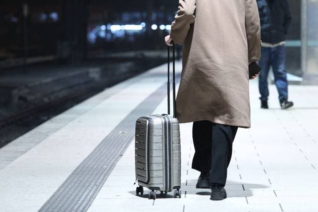 Eine Frau geht kurz vor Beginn des Streiks der Gewerkschaft Deutscher Lokomotivführer (GDL) mit ihrem Reisekoffer auf einem Bahnsteig am Hauptbahnhof Hamburg entlang. St. Georg Hamburg *** A woman walks with her suitcase on a platform at Hamburg Central Station shortly before the start of the strike by the German train drivers union GDL St Georg Hamburg