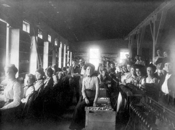 Women Factory Workers, 1910  Copyright: xABxArchivex jtv000794