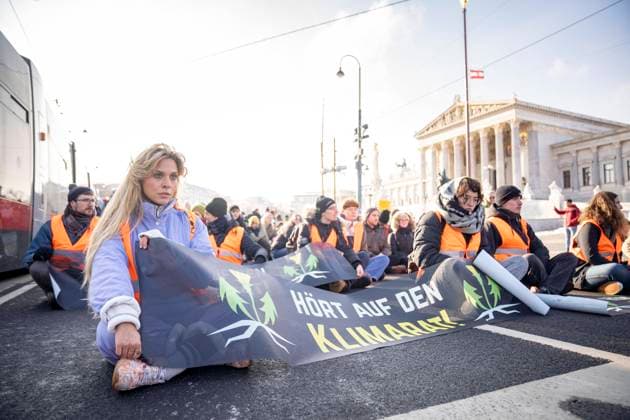Bilder des Jahres 2023, News 12 Dezember News Themen der Woche KW49 News Bilder des Tages Wien, Österreich. 8. Dezember 2023. Klimaaktivisten der Gruppe Letzte Generation Österreich kleben sich bei einer öffentlich Angekündigten Aktion vor dem österreichischen Parlament fest. Bild zeigt links die deutsche Klimaaktivistin Anja Windl. Vienna *** Vienna, Austria December 8, 2023 Climate activists from the group Letzte Generation Österreich stick themselves in front of the Austrian parliament during a publicly announced action Picture shows German climate activist Anja Windl Vienna on the left