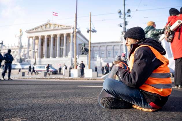 Wien, Österreich. 8. Dezember 2023. Klimaaktivisten der Gruppe Letzte Generation Österreich kleben sich bei einer öffentlich Angekündigten Aktion vor dem österreichischen Parlament fest. Vienna *** Vienna, Austria December 8, 2023 Climate activists from the group Letzte Generation Österreich (Last Generation Austria) stick themselves in front of the Austrian parliament in a publicly announced action.
