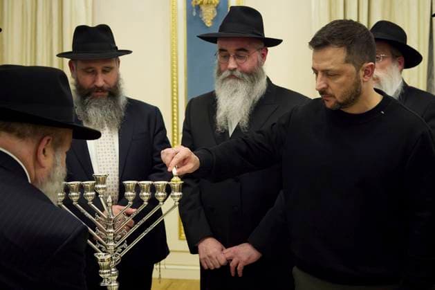 News Themen der Woche KW49 December 7, 2023, Kyiv, Kiev Oblast, Ukraine: Ukrainian President Volodymyr Zelenskyy, center, hosts Jewish leaders to light a candle celebrating the start of Hanukkah at the Mariinsky Palace, December 7, 2023 in Kiev, Ukraine. Kyiv Ukraine - ZUMAp138 20231207_zaa_p138_002 Copyright: xUkrainexPresidency UkrainianxPrex