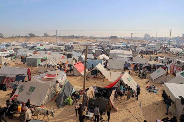 Bilder des Jahres 2023, News 12 Dezember News Themen der Woche KW49 News Bilder des Tages (231208) -- GAZA, Dec. 8, 2023 -- This photo taken on Dec. 8, 2023 shows a temporary shelter in the southern Gaza Strip city of Rafah. An estimated 1.9 million people are displaced in Gaza (about 85 percent of the population), lacking necessities such as food, water, dignified shelter, sanitation facilities and medical care, according to the UN Relief and Works Agency for Palestine Refugees in the Near East. (Photo by Xinhua) MIDEAST-GAZA-RAFAH-TEMPORARY SHELTER RizekxAbdeljawad 