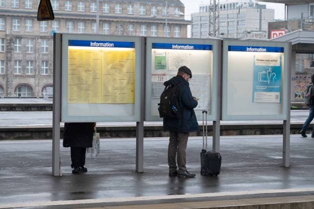 Ein Fahrgast steht vor einer Infotafel am Essener Hauptbahnhof, allgemein, feature, Randmotiv, Symbolfoto Themenfoto: Streik der Gewerkschaft GDL am 08.12.2023 am Hauptbahnhof Essen. *** A passenger stands in front of an information board at Essen main station, general, feature, marginal motif, symbol photo Theme photo strike of the GDL union on 08 12 2023 at Essen main station