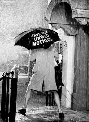 Film Strange Bedfellows Actor Rock Hudson in a scene of the film Los Angeles, CA USA  Copyright: xLeoxFuchsx 0038_hudson_strange_bedfellows_unwed_mothers_umbrella_set_new