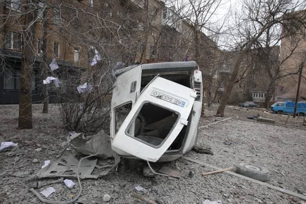 News Themen der Woche KW49 News Bilder des Tages KHARKIV, UKRAINE - DECEMBER 8, 2023 - An overturned van rests on its roof after a Russian missile attack on Kharkiv, northeastern Ukraine. As reported, on Friday night, Russian troops struck Kharkiv with allegedly S-300 missiles. Kharkiv after Russian missile attack  Copyright: xVyacheslavxMadiyevskyyx