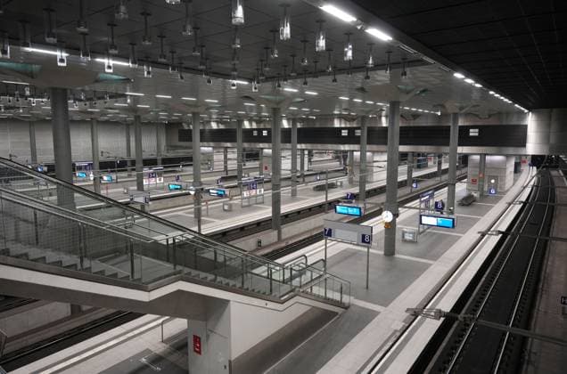 News Themen der Woche KW49 News Bilder des Tages (231208) -- BERLIN, Dec. 8, 2023 -- This photo taken on Dec. 8, 2023 shows platforms at Berlin Central Train Station in Berlin, Germany. The German Train Drivers Union (GDL) is once again calling for a nationwide rail strike. The last-minute labor action is scheduled to start at 10 p.m. local time on Thursday and last 24 hours. (Photo by Stefan Zeitz Xinhua) GERMANY-BERLIN-RAIL STRIKE RenxPengfei 