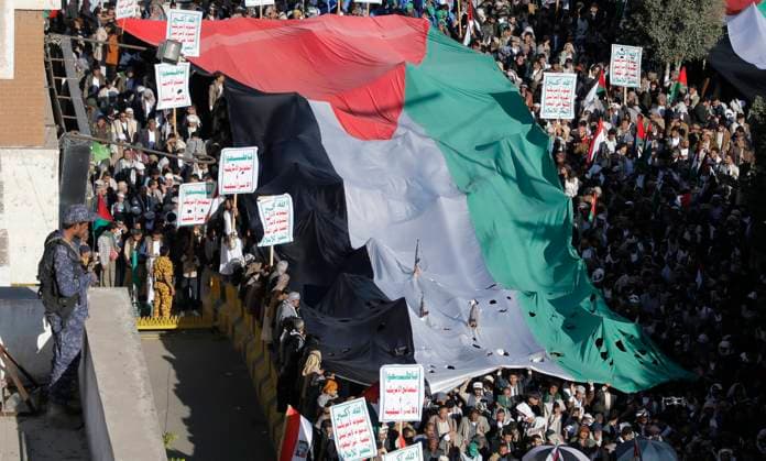 News Themen der Woche KW49 News Bilder des Tages December 8, 2023, SANAA, Sanaa, Yemen: Protesters take part in a demonstration in solidarity with Palestinians in the Gaza, amid the ongoing conflict between Israel and the Palestine..The United States imposed sanctions on Thursday on 13 individuals and entities for allegedly funneling tens of millions of dollars in foreign currency to Yemen™s Houthi group from the sale and shipment of Iranian commodities..The Houthis say they have been staging drone and missile attacks against Israel and Israeli ships in the Red Sea in response to the offensive Israel launched against Gaza. SANAA Yemen - ZUMAa219 20231208_zip_a219_025 Copyright: xOsamahxYahyax