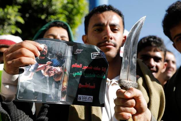 News Themen der Woche KW49 News Bilder des Tages December 8, 2023, SANAA, Sanaa, Yemen: A protester holds photographs from Gaza, during a demonstration in solidarity with Palestinians in the Gaza, amid the ongoing conflict between Israel and the Palestine..The United States imposed sanctions on Thursday on 13 individuals and entities for allegedly funneling tens of millions of dollars in foreign currency to Yemen™s Houthi group from the sale and shipment of Iranian commodities..The Houthis say they have been staging drone and missile attacks against Israel and Israeli ships in the Red Sea in response to the offensive Israel launched against Gaza. SANAA Yemen - ZUMAa219 20231208_zip_a219_038 Copyright: xOsamahxYahyax