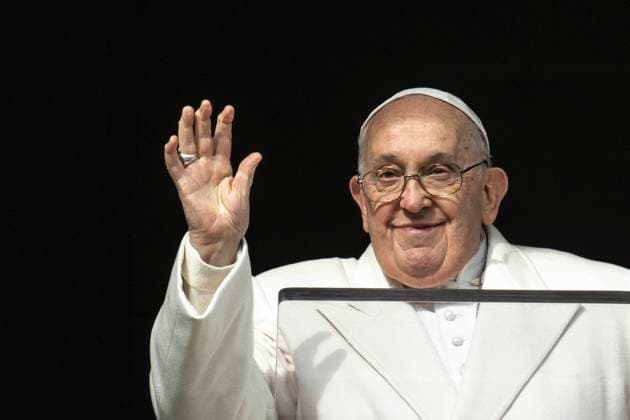 News Themen der Woche KW49 News Bilder des Tages Italy, Rome, Vatican, 2023 12 8 Pope Francis delivers his blessing to the faithful during the Angelus prayer at St Peter s square in the Vatican. Photograph by VATICAN MEDIA Catholic Press Photo  Copyright: xVATICANxMEDIAx xipa-agency.netx xVaticanxMediax IPA_Agency_IPA42096114