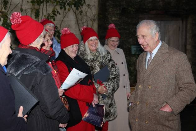Entertainment Themen der Woche KW49 Entertainment Bilder des Tages King Charles III visits Highgrove Britain s King Charles III (R) chats with a choir of carol singers from Tetbury during a festive themed Celebration of Craft at Highgrove House in Tetbury, western England on December 8, 2023. The King met graduates and tutors and saw the work produced by The King s Foundation s Craft programmes, including the Metiers d Art Fellowship, the School of Traditional Arts, and the Building Arts Programme., Credit:ADRIAN DENNIS Avalon United Kingdom, Gloucestershire, Tetbury  Copyright: xADRIANxDENNISx xAvalonx 0827899548