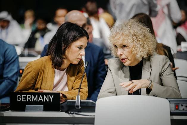 Bilder des Jahres 2023, News 12 Dezember News Themen der Woche KW49 News Bilder des Tages Annalena Baerbock (Buendnis 90 Die Gruenen), Bundesaussenministerin, Jennifer Lee Morgan, Staatssekretaerin und Sonderbeauftragte fuer internationale Klimapolitik im Auswaertigen Amt, aufgenommen im Plenum der COP28 in Dubai, 08.12.2023. Dubai Vereinigte Arabische Emirate *** Annalena Baerbock Buendnis 90 Die Gruenen , Federal Foreign Minister, Jennifer Lee Morgan, Secretary of State and Special Envoy for International Climate Policy at the Federal Foreign Office, recorded in the plenary session of COP28 in Dubai, 08 12 2023 Dubai United Arab Emirates Copyright: xSebastianxRaux