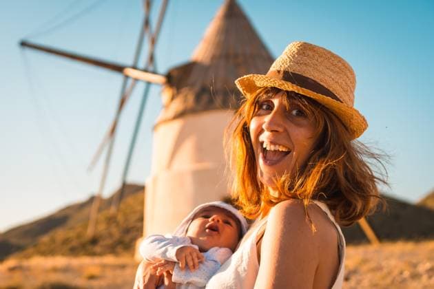 Creative Highlights Symbolbilder Glückliche Frau mit Neugeborenem beim Besuch alter Windmühlen in Cabo de Gata, Spanien, Europa *** Happy Woman with neugeborenem at Visit Age Windmills in Cabo de Gata, Spain, Europe Copyright: imageBROKER/UnaixHuizi ibxuhu09919142.jpg ,model released, Symbolfoto ,property released