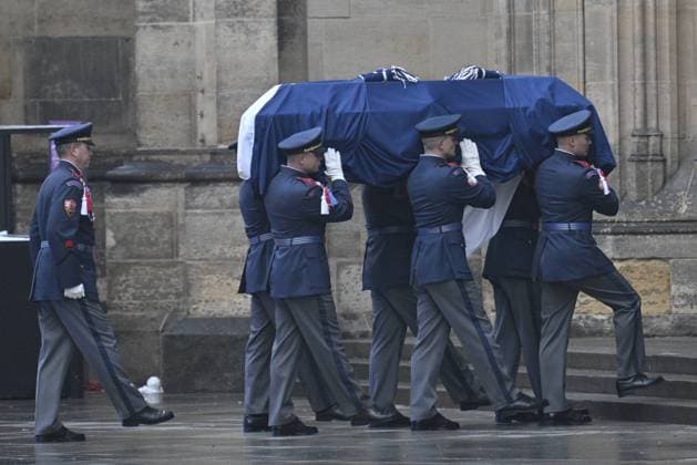 Bilder des Jahres 2023, News 12 Dezember News Themen der Woche KW49 Funeral ceremony with state honours of former foreign minister, MP, senator and Presidential Office head Karel Schwarzenberg, who died on November 12 at the age of 85. Mass will be celebrated by Archbishop Jan Graubner of Prague, and priest Tomas Halik preached. Pictured ceremonial transfer of the coffin with remains of Karel Schwarzenberg from Church of Our Lady beneath the Chain to the Cathedral of Saints Vitus, Wenceslaus and Adalbert in Prague Castle, Czech Republic, December 9, 2023. (CTKxPhoto VitxSimanek) CTKPhotoP2023120901598  CTKPhotoP2023120901598