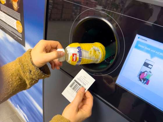09.12.2023, Milchgetränke in Plastikflaschen müssen ab 2024 auch als Pfandflaschen deklariert werden und im Pfandautomaten abgegeben werden. Hier eine Müllermilch-Plastikflasche. Die neue Pfandregelung betrifft ab 2024 vor allem Getränke aus dem Kühlregal. Für Milch, Ayran und Milchmischgetränke mit mindestens 50% Milchanteil in Einweg-Plastikflaschen müssen Kundinnen und Kunden dann 25 Cent mehr bezahlen. 09.12.2023, Plastikflaschen-Pfand 09.12.2023, Plastikflaschen-Pfand *** 09 12 2023, Milk drinks in plastic bottles must also be declared as deposit bottles from 2024 and handed in at the deposit machine Here is a plastic bottle of Müllermilch The new deposit regulation will mainly affect drinks from the chiller cabinet from 2024 For milk