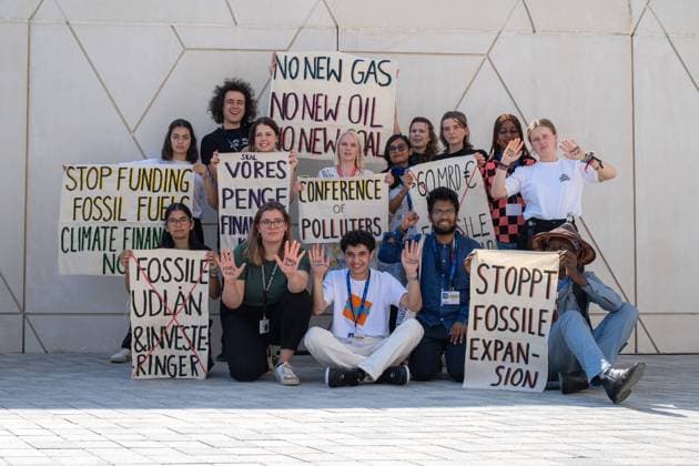 Bilder des Jahres 2023, News 12 Dezember News Themen der Woche KW49 News Bilder des Tages COP28 Vereinigtes Arabisches Emirat, Dubai am 09.12.2023: Klimaaktivisten aus Europa protestieren auf dem COP28 Gelände mit Schildern wie No New Gas, No NEW IOL, No New Coal und Conference of Polluters . *** COP28 United Arab Emirates, Dubai on 09 12 2023 Climate activists from Europe protest at the COP28 site with signs like No New Gas, No NEW IOL, No New Coal and Conference of Polluters