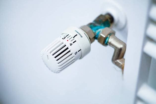 Düsseldorf 09.12.2023 Heizkosten Heizung Heizungskosten Miete Mietkosten Mietnebenkosten Nebenkosten Heizen Thermostat Wärme Kälte Wohnen Wohnung Erdöl Erdgas Mieterhöhung Wohnfläche Energiebedarf Heizkostenabrechnung Heizperiode Gebäude Heizkörper Heizungsanlage Heizgas Gaspreis Betriebskosten Finanzamt Steuererklärung Betriebsausgaben Werbungskosten Heizungsthermostat Temperatur Temperaturregler Heizungsregler CO2 Steuer Aufschlag Heizkostenabgabe Klimaschutzgesetz CO2-Abgabe CO2-Preis energetische Sanierung Bundesumweltministerium Mieter Vermieter Ukraine Krise Konflikt Putin Russland Krieg Grundsicherung Jobcenter Hartz-IV-Empfänger Stromkosten Energiepreispauschale Energiekostenpauschale Modernisierung Heizkessel Gaspreise G