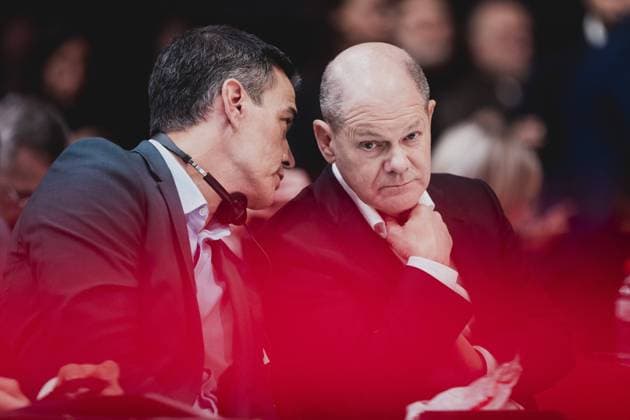 News Bilder des Tages (L-R) Pedro Sanchez, Ministerpraesident von Spanien und PSOE-Vorsitzender, und Olaf Scholz (SPD), Bundeskanzler, aufgenommen im Rahmen des Bundesparteitags der Sozialdemokratischen Partei Deutschland (SPD) in Berlin, 09.12.2023. Von Freitag bis Sonntag beraten die Delegierten ueber aktive Standort- und Industriepolitik, ein Jahrzehnt der Zukunftsinvestitionen und einen Deutschlandpakt Bildung. Zudem stand die Wahl der Parteivorsitzenden auf dem Programm. Berlin Deutschland *** L R Pedro Sanchez, Prime Minister of Spain and PSOE Chairman, and Olaf Scholz SPD , Federal Chancellor, pictured during the Federal Party Conference of the Social Democratic Party of Germany SPD in Berlin, 09 12 2023 From Friday to Sunday, delegates will discuss acti Copyright: xFlorianxGaertnerx