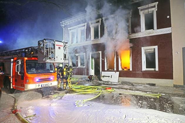 News Themen der Woche KW49 News Bilder des Tages Explosion in einem Wohnhaus In einem Wohnhaus ereignete sich eine heftige Explosion, bei der Gas als Ursache angenommen wird. Das Haus wurde dabei komplett zerstört und ist einsturzgefährdet. Es gab eine schwerverletzte Person, die wohl aus einem Fenster gesprungen ist, sowie zwei weitere leichtverletzte Personen und drei Menschen, die zur Betreuung mussten. Die Rettungsdienste waren mit einem Großaufgebot vor Ort. Essen Nordrhein-Westfalen Deutschland Steele *** Explosion in a residential building There was a violent explosion in a residential building, which is believed to have been caused by gas The house was completely destroyed and is in danger of collapsing There was one seriously injured person, who probably jumped out of a window
