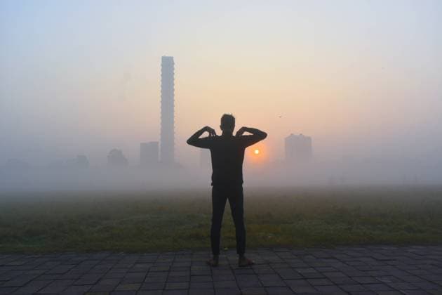 Bilder des Jahres 2023, News 12 Dezember News Themen der Woche KW49 News Bilder des Tages Winter In Kolkata, India A person is exercising inside a ground on a foggy winter morning in Kolkata, India, on December 10, 2023. Kolkata India  Copyright: xSudiptaxDasx originalFilename: das-winterin231210_npEcV.jpg