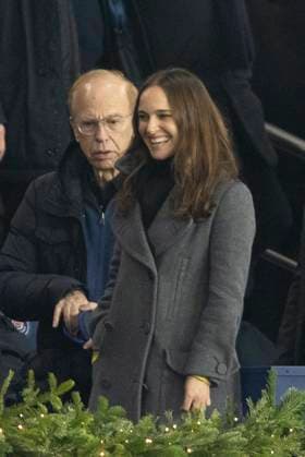 Natalie Portman besucht Fußballspiel in Paris Les cÃ lÃ britÃ s assistent au match de football PSG - Nantes (2 - 1) au Parc des Princes Ã Paris Natalie Portman et son pere Avner Hershlag - Les cÃ lÃ britÃ s assistent au match de football PSG - Nantes (2 - 1) au Parc des Princes Ã Paris, le 9 dÃ cembre 2023. Cyril Moreau Bestimage Celebrities attend the PSG - Nantes (2 - 1) football match at the Parc des Princes in Paris, December 9, 2023. Paris France  Copyright: xCYRILxMOREAUx xBESTIMAGExCYRILxMOREAUx xBESTIMAGEx