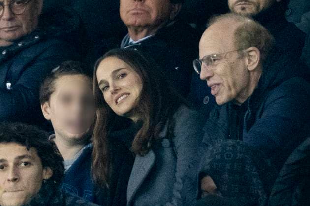 Natalie Portman besucht Fußballspiel in Paris Les cÃ lÃ britÃ s assistent au match de football PSG - Nantes (2 - 1) au Parc des Princes Ã Paris Natalie Portman son fils Aleph et son pere Avner Hershlag - Les cÃ lÃ britÃ s assistent au match de football PSG - Nantes (2 - 1) au Parc des Princes Ã Paris, le 9 dÃ cembre 2023. Cyril Moreau Bestimage Celebrities attend the PSG - Nantes (2 - 1) football match at the Parc des Princes in Paris, December 9, 2023. Paris France  Copyright: xCYRILxMOREAUx xBESTIMAGExCYRILxMOREAUx xBESTIMAGEx