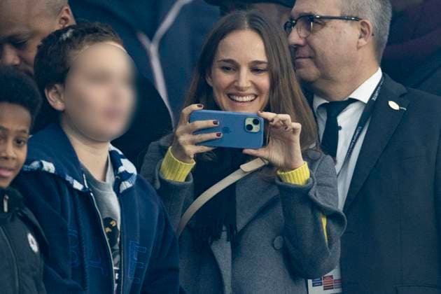 Natalie Portman besucht Fußballspiel in Paris Les cÃ lÃ britÃ s assistent au match de football PSG - Nantes (2 - 1) au Parc des Princes Ã Paris Natalie Portman, son fils Aleph - Les cÃ lÃ britÃ s assistent au match de football PSG - Nantes (2 - 1) au Parc des Princes Ã Paris, le 9 dÃ cembre 2023. Cyril Moreau Bestimage Celebrities attend the PSG - Nantes (2 - 1) football match at the Parc des Princes in Paris, December 9, 2023. Paris France  Copyright: xCYRILxMOREAUx xBESTIMAGExCYRILxMOREAUx xBESTIMAGEx