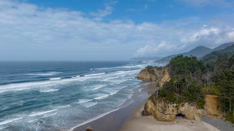 Aerial View Of A Set Of Waves Crashing Into A Beach On The Oregon Coast Aerial view of waves hitting the beach on the Oregon coast Copyright: xZoonar.com WalterxGxArcexSrxGrindstonexMediaxGroup WalterxArcexPhotographyx 20705712