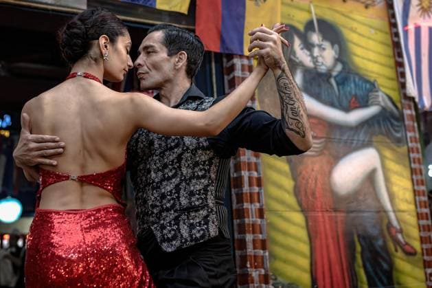 Bilder des Jahres 2023, News 12 Dezember News Themen der Woche KW49 December 9, 2023, Buenos Aires, Argentina: Artists dance tango at the La Boca secat, in a practically empty food establishment before the change of government amid economic and social upheaval. President-elect Javier Milei of La Libertad Avanza, a far-right libertarian who burst onto the Argentine political scene with eccentric and radical proposals, will take office on Sunday, December 10, replacing incumbent Peronist Alberto Fernandez. Milei describes himself as an anarcho-capitalist libertarian who wants to drastically reduce the size of the state and replace the local peso with the US dollar. The new administration will face the challenge of reducing the country s 140% annual inflation and 44.7% poverty, as recently announced b - ZUMAs197 20231209_aaa_s197_259 Copyright: xLucasxAguayoxAraosx
