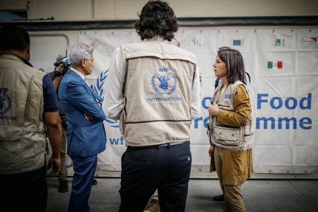 Bilder des Jahres 2023, News 12 Dezember News Themen der Woche KW49 News Bilder des Tages Annalena Baerbock (Buendnis 90 Die Gruenen), Bundesaussenministerin, besucht ein Lager des UN World Food Programme in Dubai im Rahmen des COP28 besuchs in Dubai, 10.12.2023. Dubai Vereinigte Arabische Emirate *** Annalena Baerbock Buendnis 90 Die Gruenen , Federal Foreign Minister, visits a UN World Food Program camp in Dubai as part of the COP28 visit to Dubai, 10 12 2023 Dubai United Arab Emirates Copyright: xSebastianxRaux