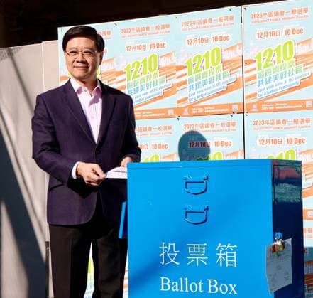 News Themen der Woche KW49 News Bilder des Tages (231210) -- HONG KONG, Dec. 10, 2023 -- Hong Kong Special Administrative Region (HKSAR) Chief Executive John Lee casts his vote in Hong Kong, south China, Dec. 10, 2023. Voting for the 7th District Council Ordinary Election of the HKSAR began on Sunday, with 399 candidates running for 176 seats in the District Committees constituency (DCC) and the 88 seats in the District Council geographical constituency (DCGC). This is the first District Council election since the HKSAR reformed the electoral system to improve district governance. ) CHINA-HONG KONG-7TH DISTRICT COUNCIL ORDINARY ELECTION (CN) LuixSiuxWai 