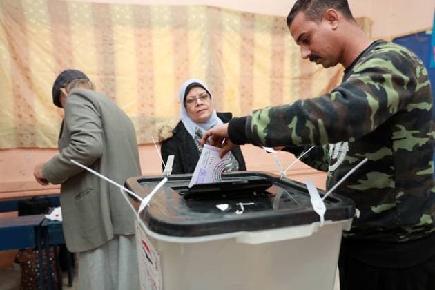Präsidentschaftswahlen in Ägypten (231210) -- CAIRO, Dec. 10, 2023 -- A voter casts his ballot at a polling station in Cairo, Egypt, Dec. 10, 2023. Voting for Egypt s presidential election began at 9:00 a.m. local time (0700 GMT) on Sunday in Egypt, with four candidates contesting, including incumbent President Abdel-Fattah al-Sisi. Voting spans from Dec. 10 to Dec. 12, with each day allowing 12 hours to cast ballots. Overseas Egyptian voters had previously cast their ballots from Dec. 1 to Dec. 3. ) EGYPT-CAIRO-PRESIDENTIAL ELECTION-OPENING SuixXiankai 