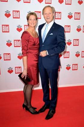 Gerhard Delling und Lebensgefährtin Christina Block bei der TV Spendengala Ein Herz für Kinder 2023 im Studio G in Adlershof. Berlin, 09.12.2023 *** Gerhard Delling and his partner Christina Block at the TV fundraising gala Ein Herz für Kinder 2023 at Studio G in Adlershof Berlin, 09 12 2023 Foto:xF.xKernx xFuturexImagex herz_3478
