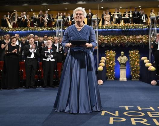 News Bilder des Tages STOCKHOLM, SVERIGE 20231210 Nobelpristagaren i fysik Anne L™Huillier med sitt pris vid Nobelprisutdelningen i Konserthuset i Stockholm pa söndagen. STOCKHOLM SVERIGE x10030x *** STOCKHOLM, SWEDEN 20231210 Nobel Laureate in Physics Anne L™Huillier with her award at the Nobel Prize ceremony in Stockholm Concert Hall on Sunday STOCKHOLM SWEDEN x10030x  Copyright: xJonasxEkströmer TTx NOBEL 2023 PRISUTDELNINGEN Nndk4AwY__c