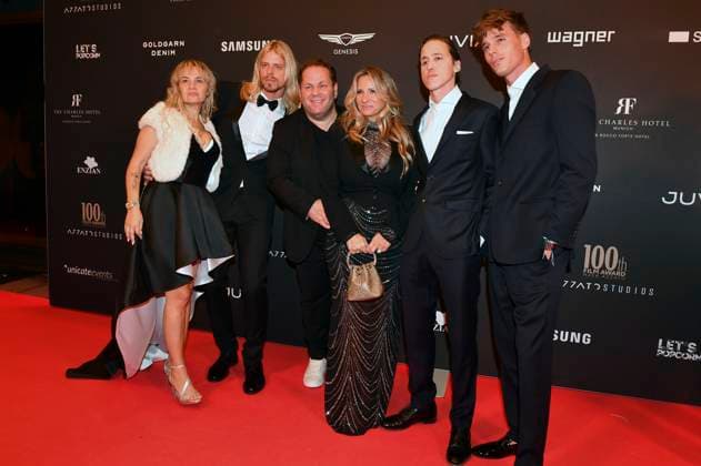 Laura Barbieri, Killian Marcus Nielsen, Mayk Azzato, Francesca Azzato, Raoul Ayrton Meyer Jr. und Douglas Aaron Meyer beim 100th Film Award Event im Charles Hotel. München, 09.12.2023