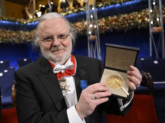 STOCKHOLM, SVERIGE 20231210 Nobelpristagaren i litteratur Jon Fosse med sitt Nobelpris vid Nobelprisutdelningen i Konserthuset i Stockholm pa söndagen. STOCKHOLM SVERIGE SCI x10030x *** STOCKHOLM, SWEDEN 20231210 Nobel Laureate in Literature Jon Fosse with his Nobel Prize at the Nobel Prize Ceremony in Stockholm Concert Hall on Sunday STOCKHOLM SWEDEN SCI x10030x  Copyright: xJonasxEkströmer TTx NOBEL 2023 PRISUTDELNINGEN 7nRNZR6Zpr0