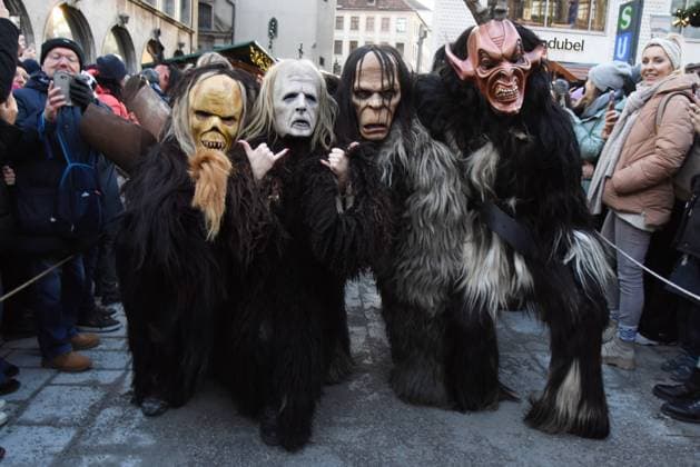 News Themen der Woche KW49 News Bilder des Tages Krampuslauf Teilnehmer München 10.12.2023 Marienplatz Christkindlmarkt Krampuslauf Muenchen *** Krampus run participants München 10 12 2023 Marienplatz Christmas market Krampus run Muenchen