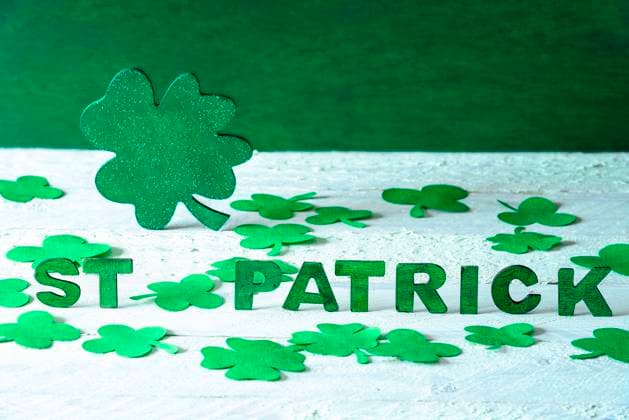 Big shamrock and the words St Patrick Saint Patrick words spelled with green wooden letters and a big green shamrock in the back, surrounded by paper clovers, on a wooden background. ,model released, Symbolfoto Copyright: xZoonar.com AndreixUrechex 11581136 ,model released, Symbolfoto ,property released