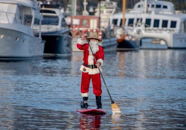 News Bilder des Tages December 10, 2023, Santa Barbara, California, USA: Santa, his elves and other holiday revelers paddle their way through the Santa Barbara Harbor, all part of the 37th Annual (Boat) Parade of Lights Santa Barbara USA - ZUMAh13_ 20231210_zaf_h13_002 Copyright: xPJxHellerx