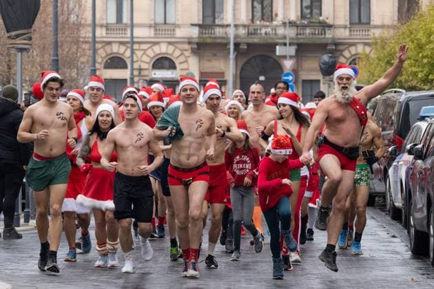 News Themen der Woche KW49 News Bilder des Tages (231211) -- BUDAPEST, Dec. 11, 2023 -- People participate in the 20th Santa Speedo Run to celebrate Christmas and support charity in Budapest, Hungary on Dec. 10, 2023. (Photo by Xinhua) HUNGARY-BUDAPEST-CHRISTMAS-SANTA SPEEDO RUN AttilaxVolgyi 