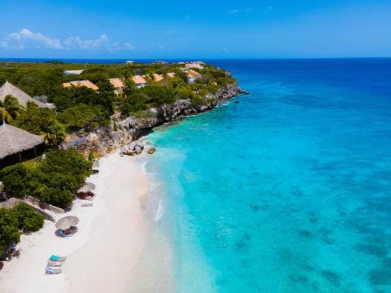 Niederländische Karibik Playa Kalki Beach Caribbean island of Curacao, Playa Kalki in Curacao Caribbean Playa Kalki Beach Caribbean island of Curacao, Playa Kalki in Curacao, white beach with a blue turqouse colored ocean. Drone aerial view Copyright: xZoonar.com FokkexBaarssenx 20716983