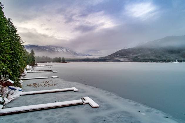 Fish Lake, Washington State in December Leavenworth, Washington, United States R_CIRF231207-1300218-01